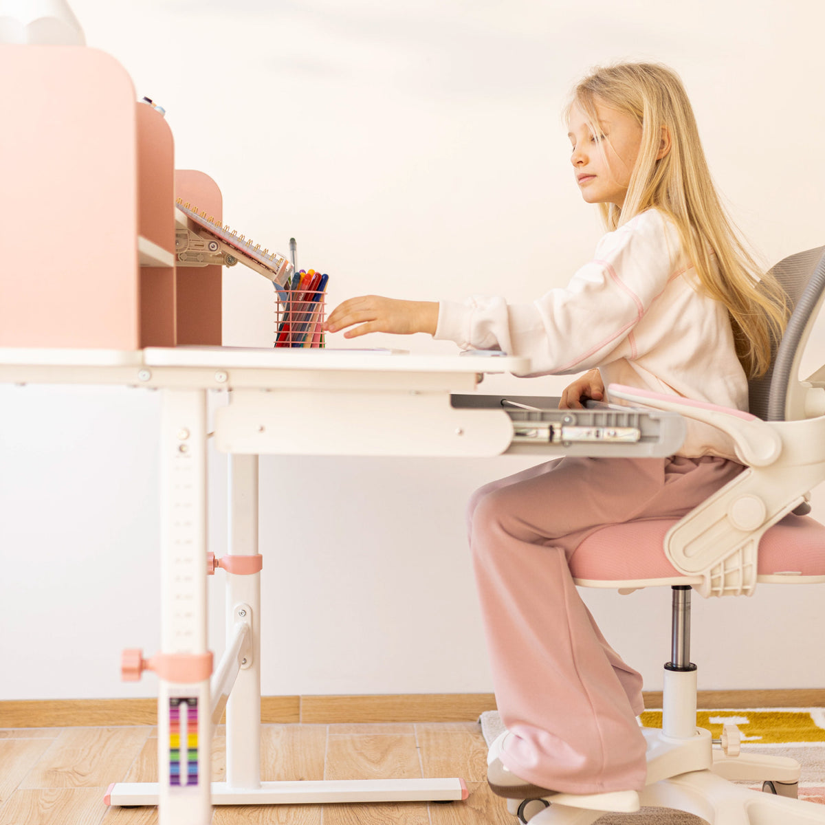 Ergonomischer Kinderschreibtisch Mark Adler Study 5.0 Pink 90 cm